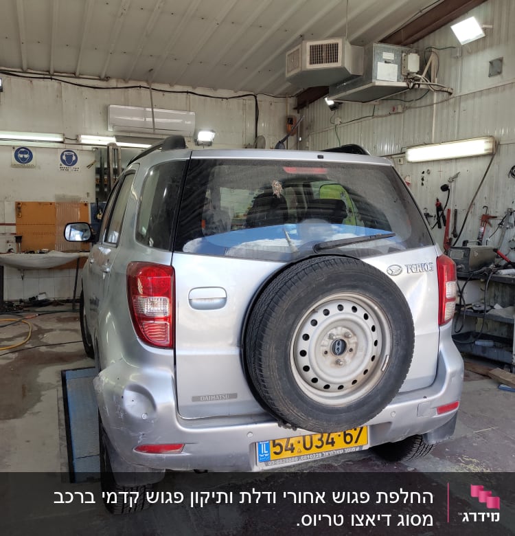 רכב עם גלגל רזרבי במוסך לתיקון פחחות